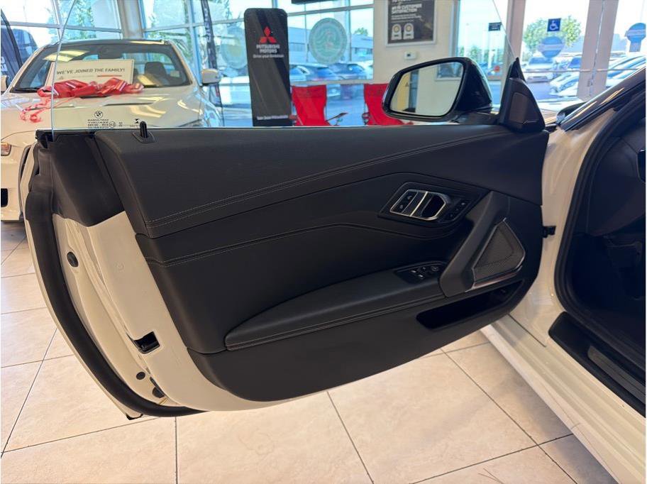 Used 2019 BMW Z4 sDrive30i w/ Convenience Package RWD image 9