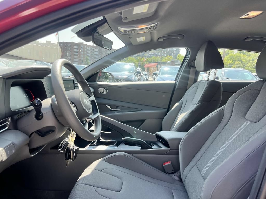 Used 2024 Hyundai Elantra SE FWD image 17