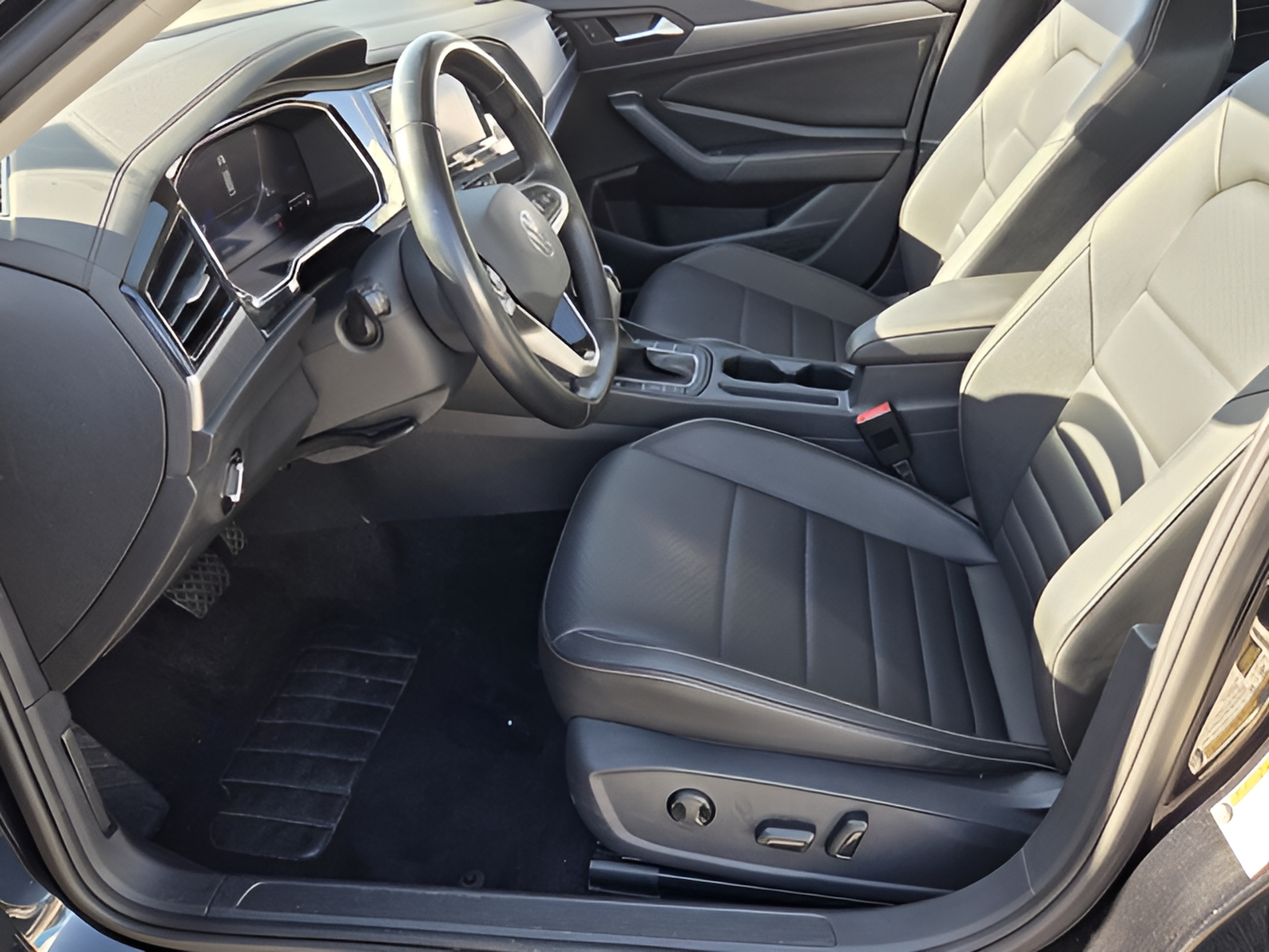 Used 2024 Volkswagen Jetta SE FWD image 9