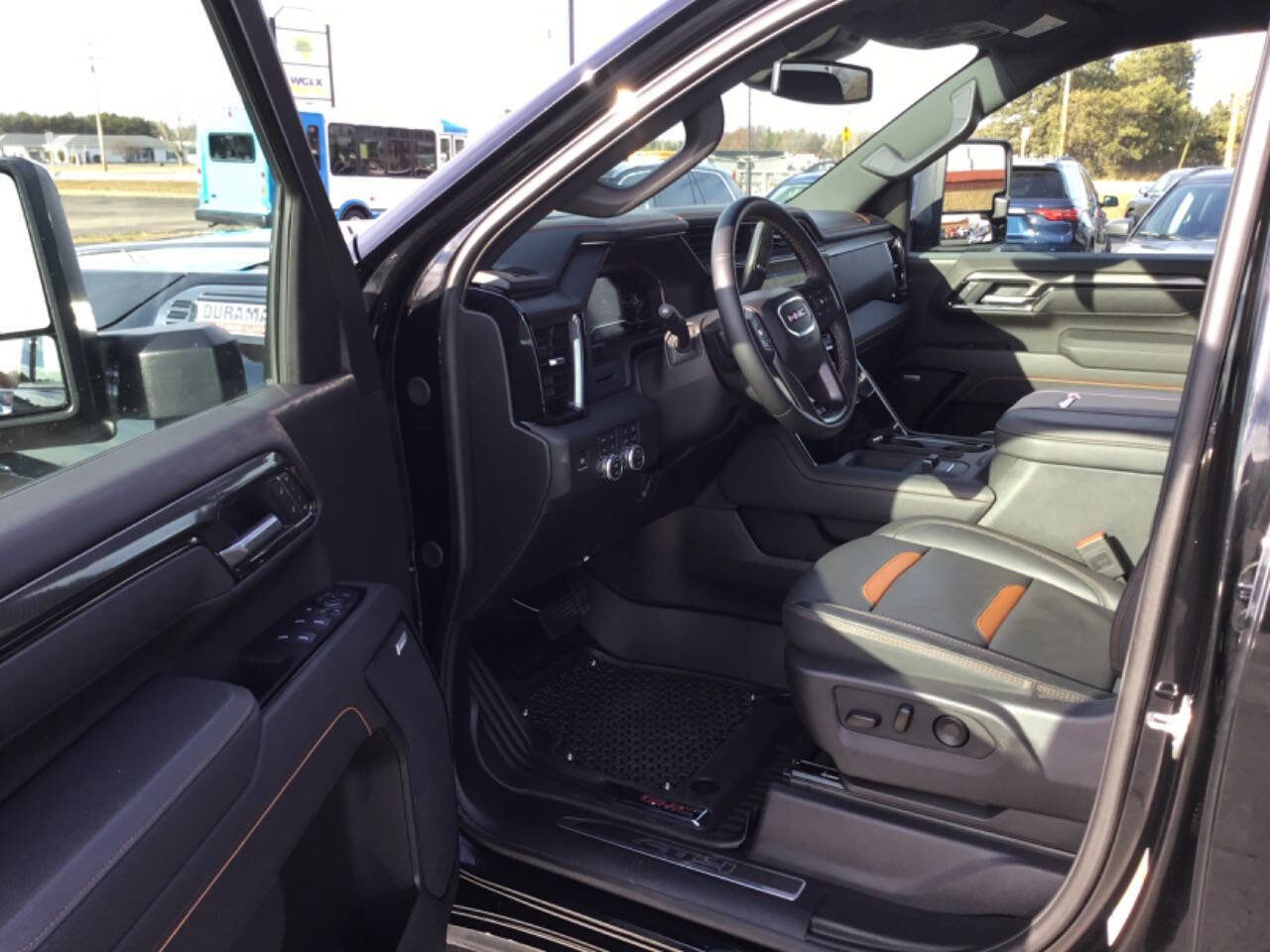 Used 2025 GMC Sierra 2500 AT4 image 2