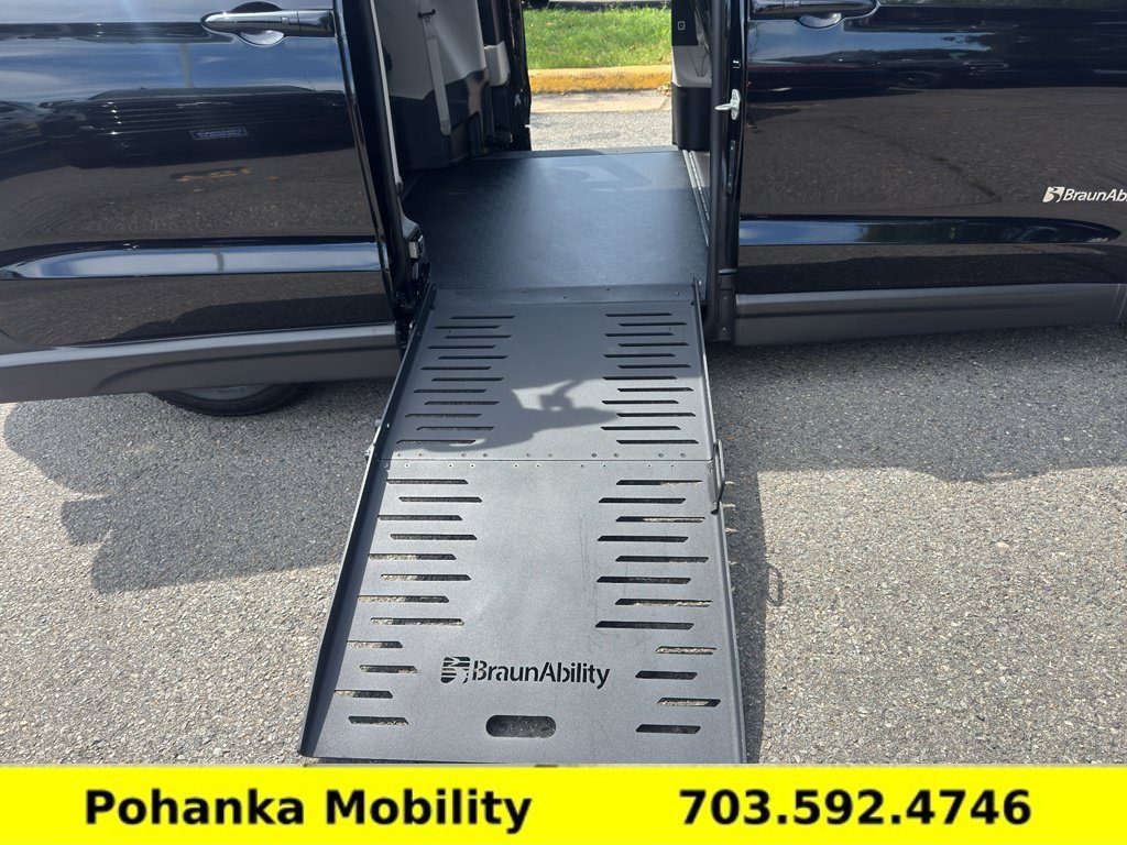 Used 2024 Chrysler Pacifica Touring-L FWD image 1