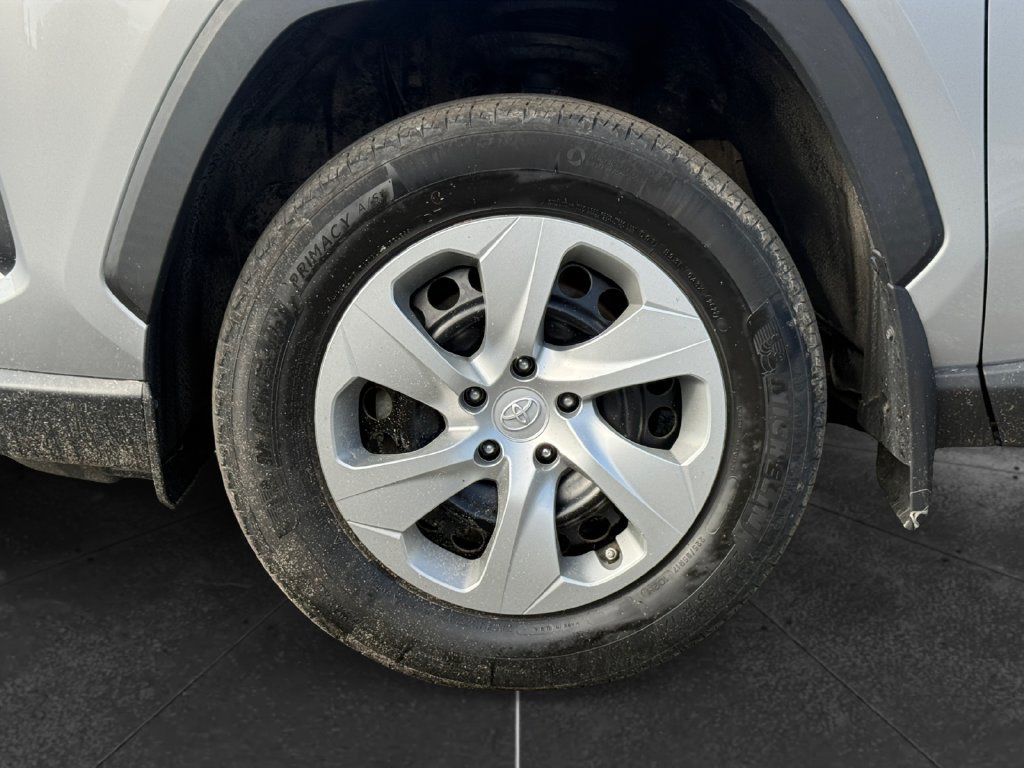 Used 2022 Toyota RAV4 LE AWD/4WD image 15