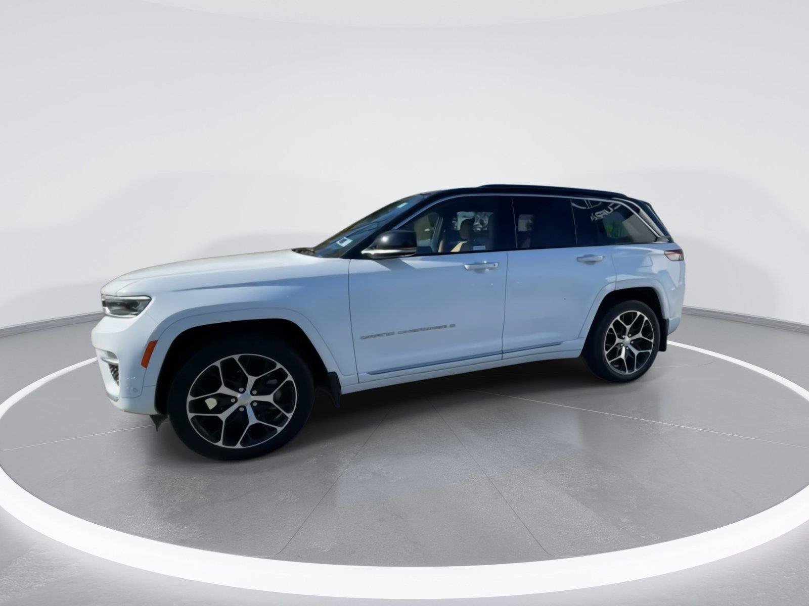 Used 2024 Jeep Grand Cherokee Summit AWD/4WD image 5