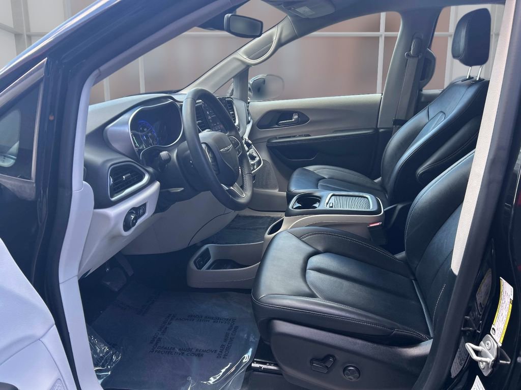 Used 2024 Chrysler Pacifica Touring-L image 11