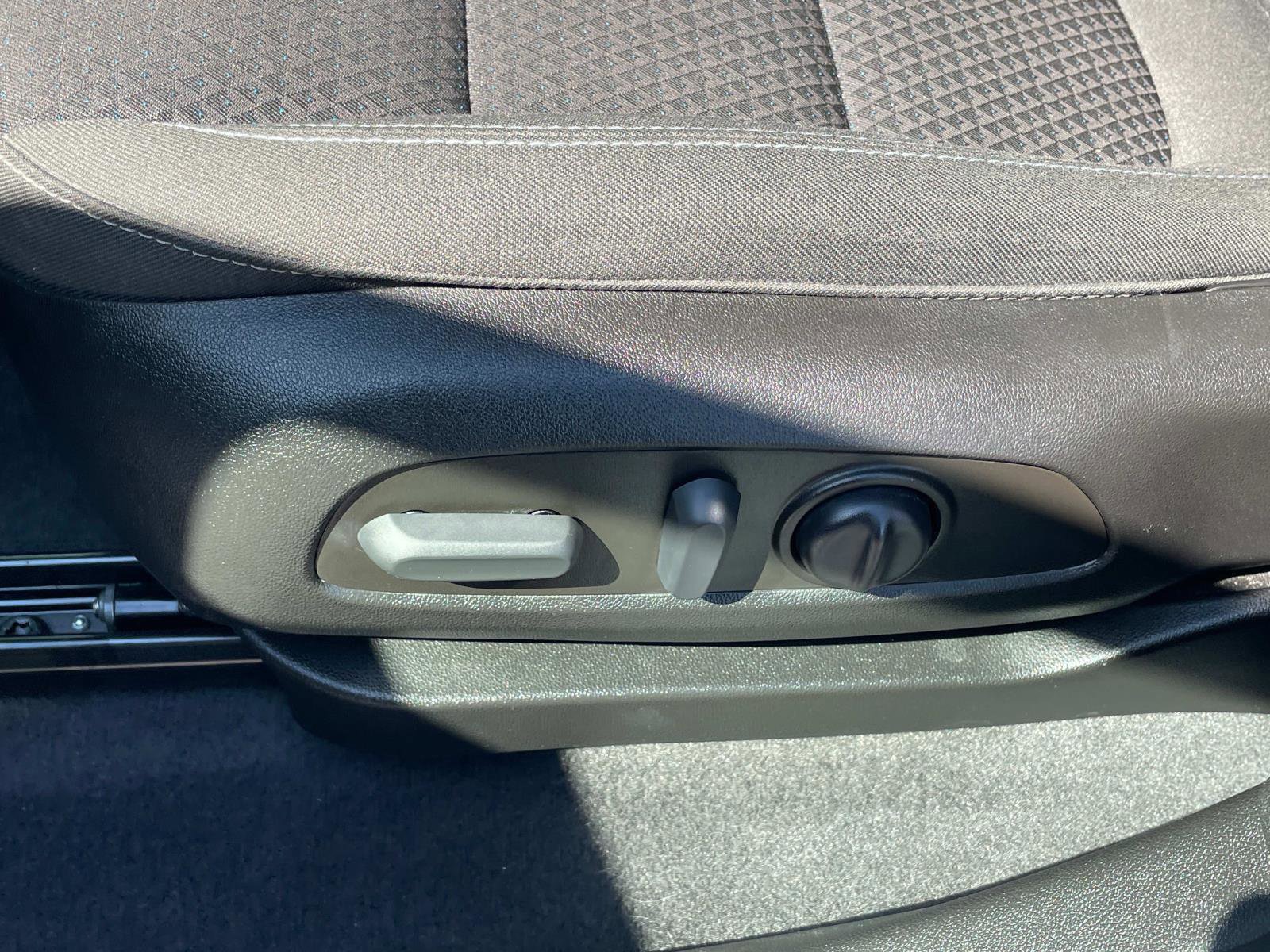 Used 2022 Chevrolet Bolt EUV LT w/ Comfort Package image 20