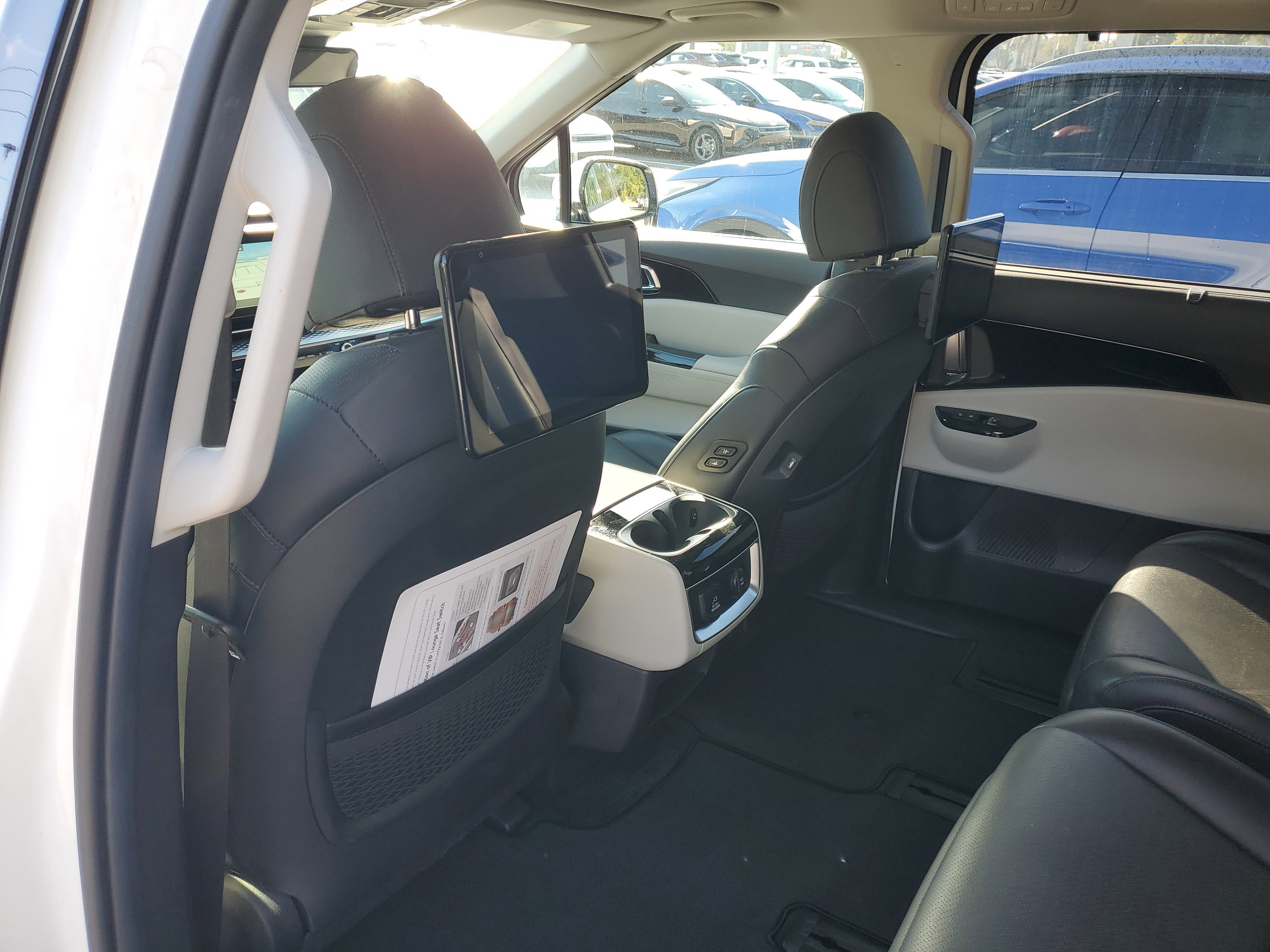 Used 2022 Kia Carnival SX Prestige image 17