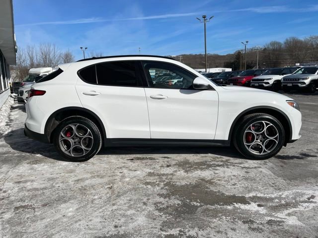 Used 2022 Alfa Romeo Stelvio Sprint image 4