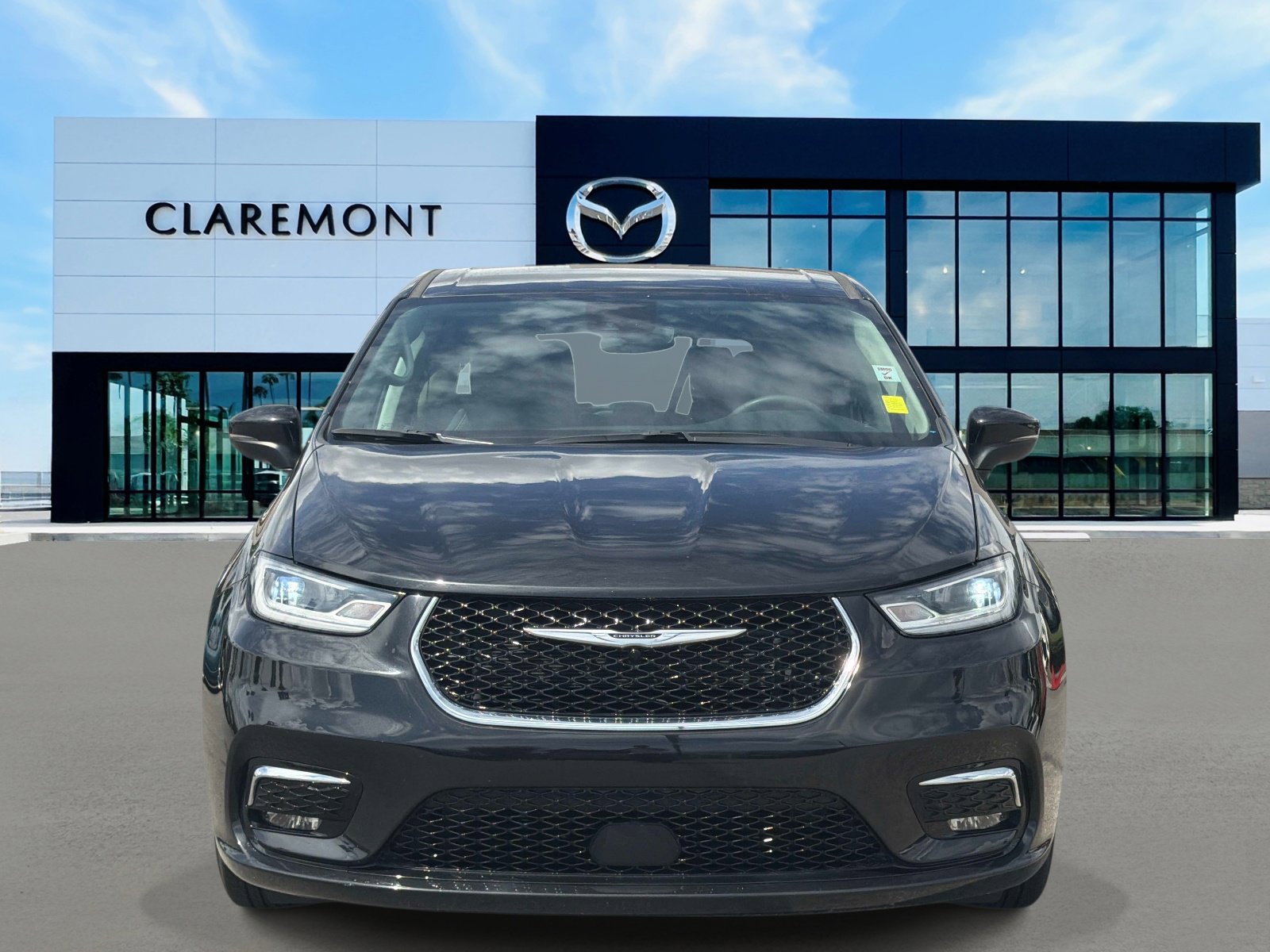 Used 2023 Chrysler Pacifica Touring-L FWD image 2
