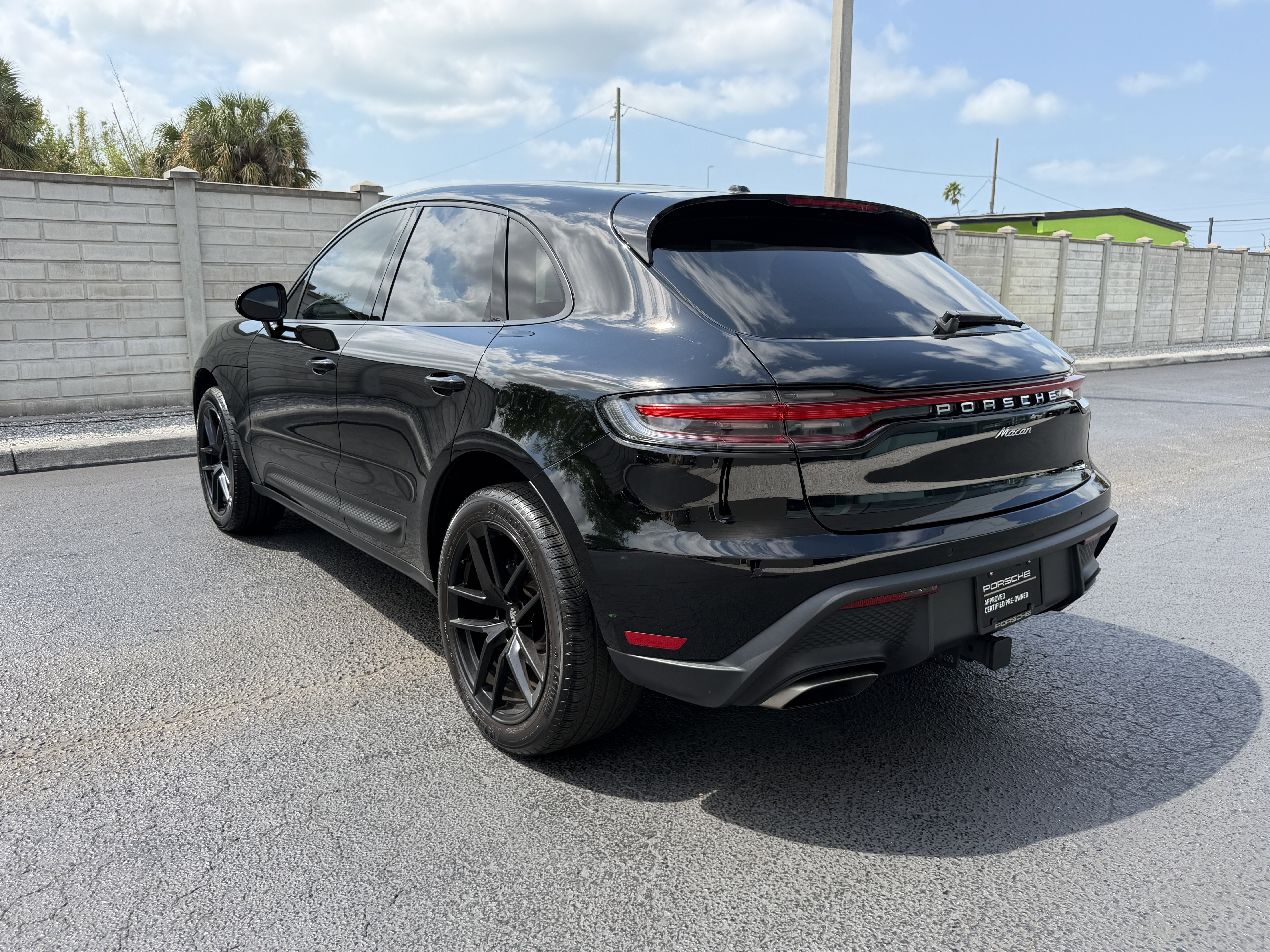 Certified 2024 Porsche Macan image 3