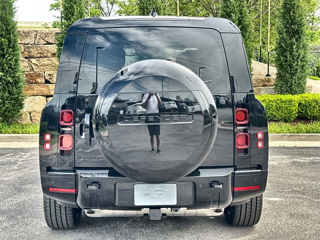 Used 2025 Land Rover Defender 130 X-Dynamic SE image 4