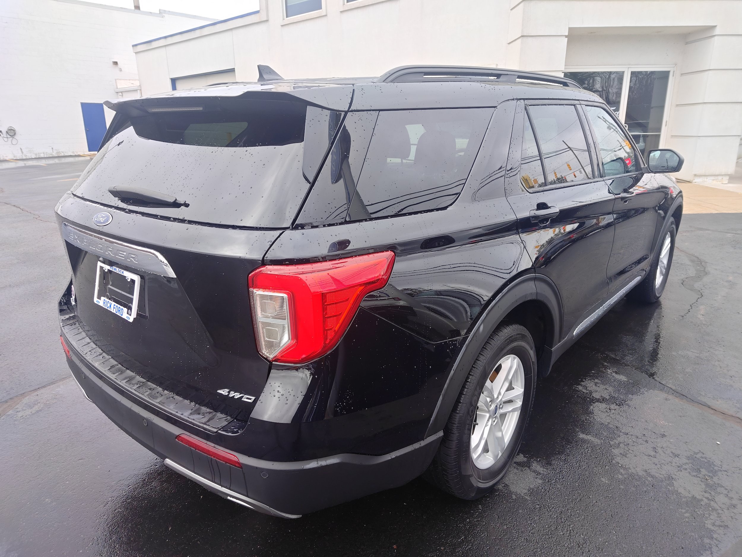 Used 2023 Ford Explorer XLT w/ Equipment Group 202A AWD/4WD image 5