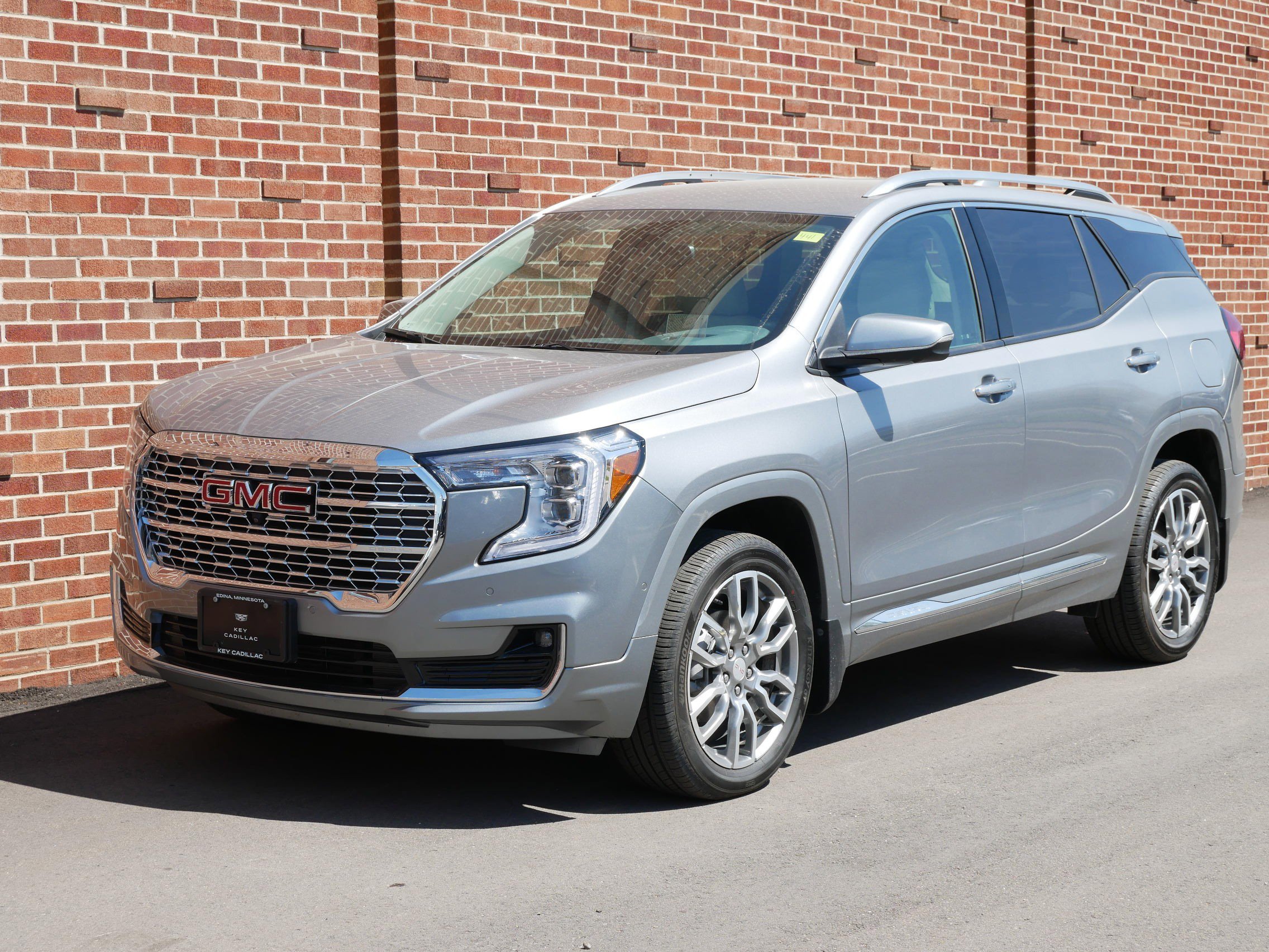 Used 2024 GMC Terrain Denali w/ Denali Premium Package AWD/4WD image 1