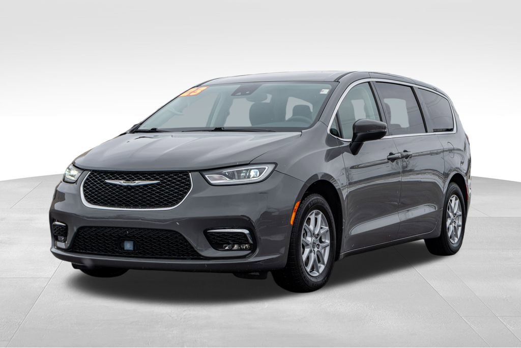 Used 2023 Chrysler Pacifica Touring-L image 3