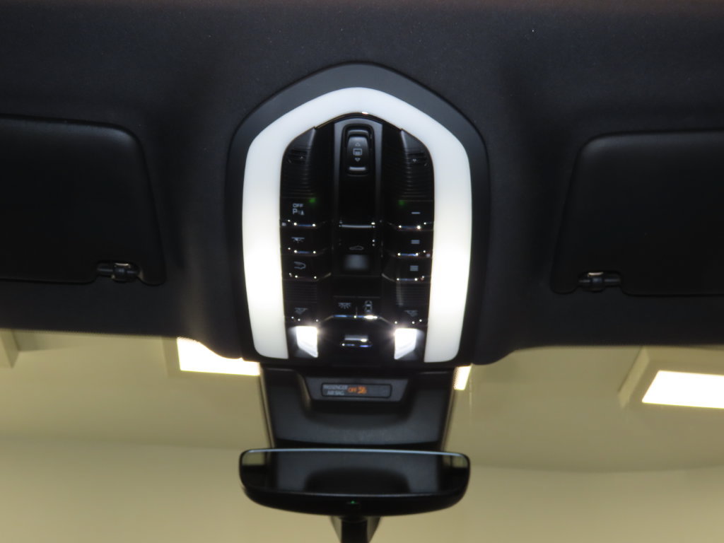 Certified 2025 Porsche Macan AWD/4WD image 31