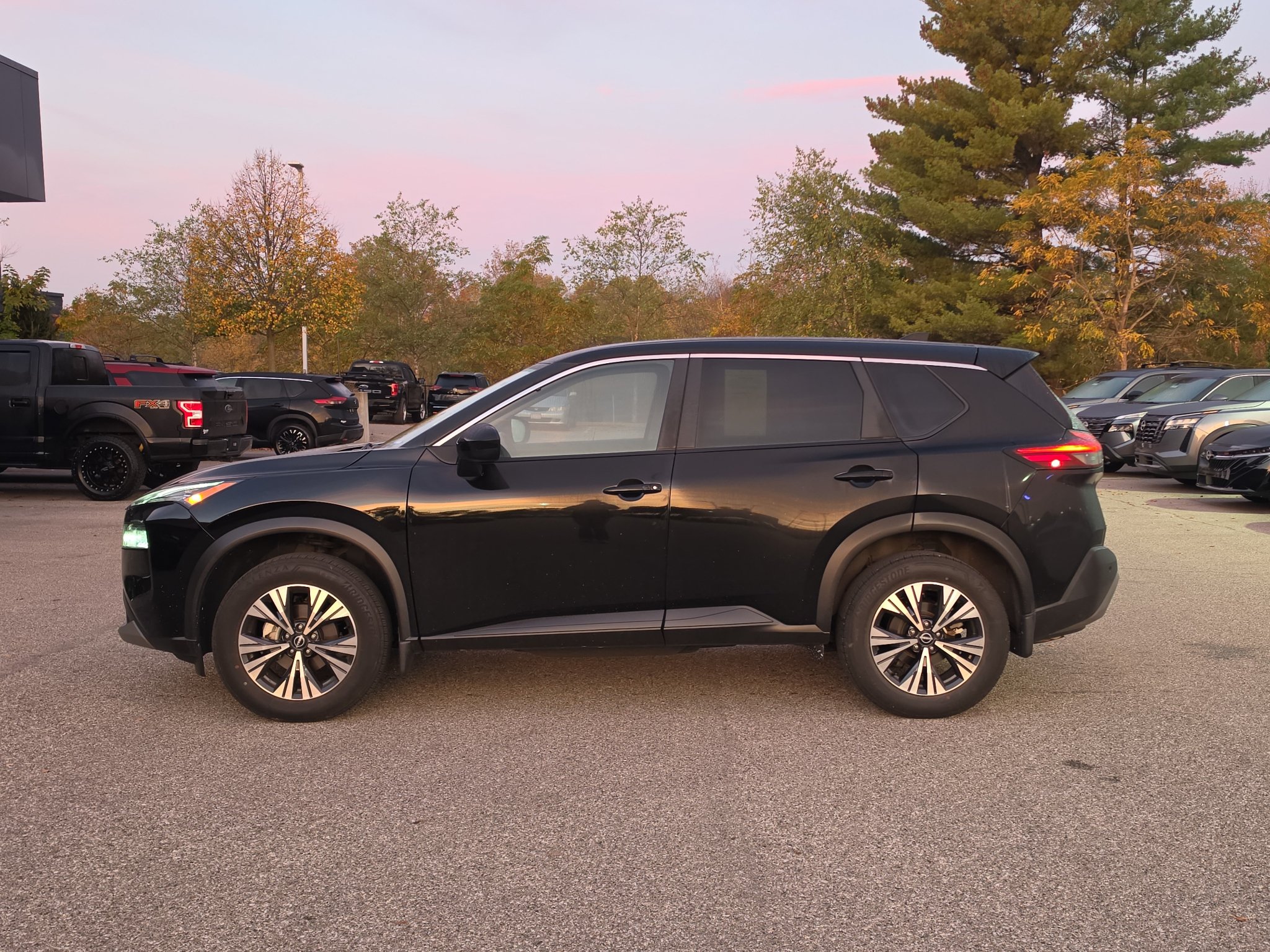 Used 2023 Nissan Rogue SV AWD/4WD image 4