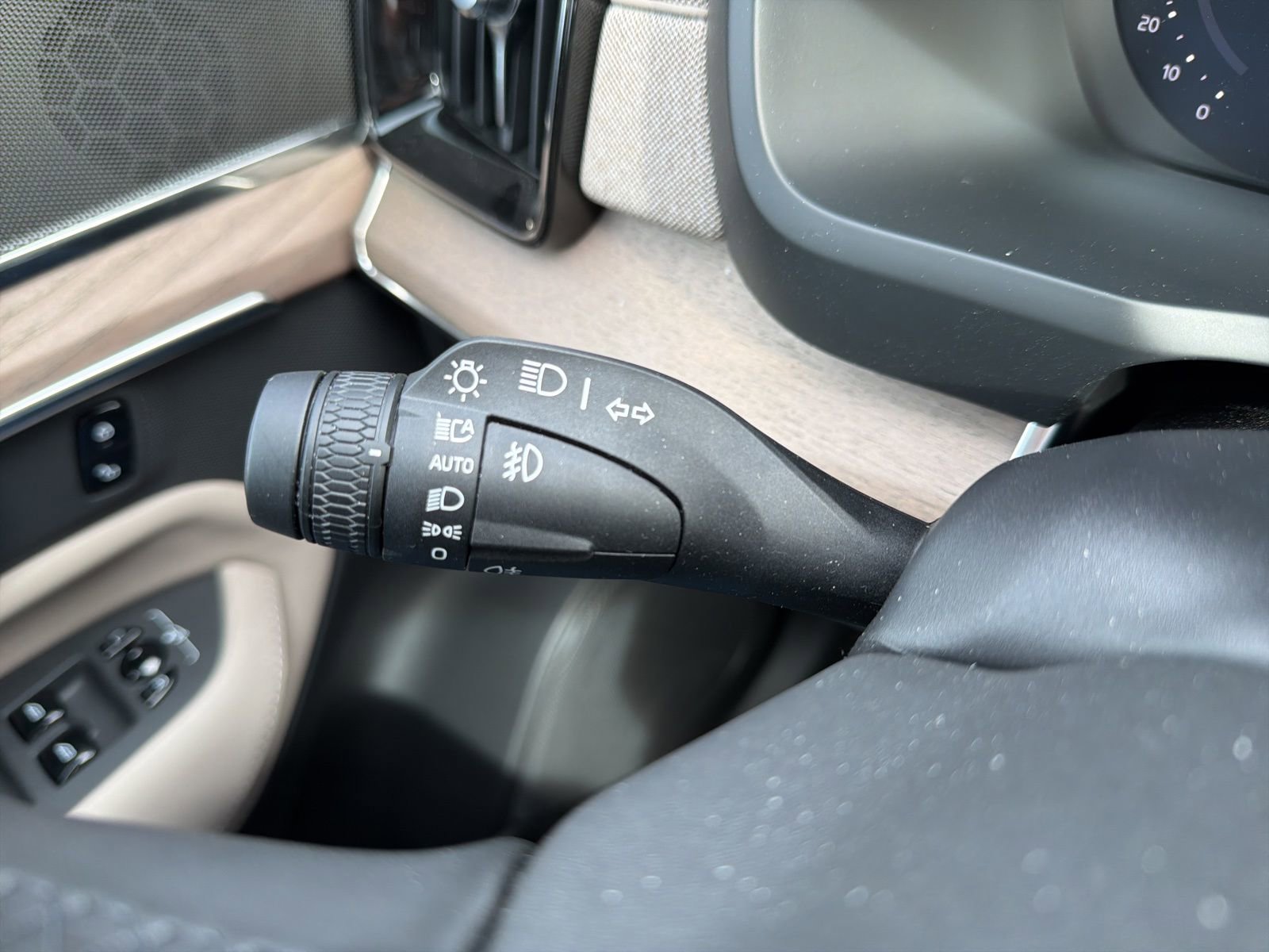 New 2026 Volvo XC90 B6 Core w/ Protection Package Premier image 59