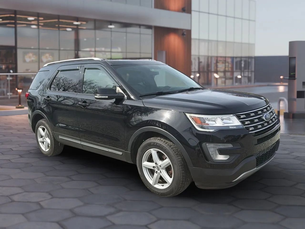 Used 2017 Ford Explorer XLT w/ Equipment Group 202A image 17