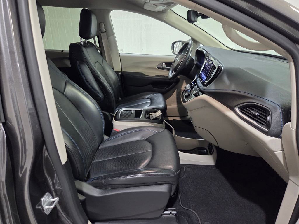 Used 2021 Chrysler Pacifica Touring-L FWD image 14
