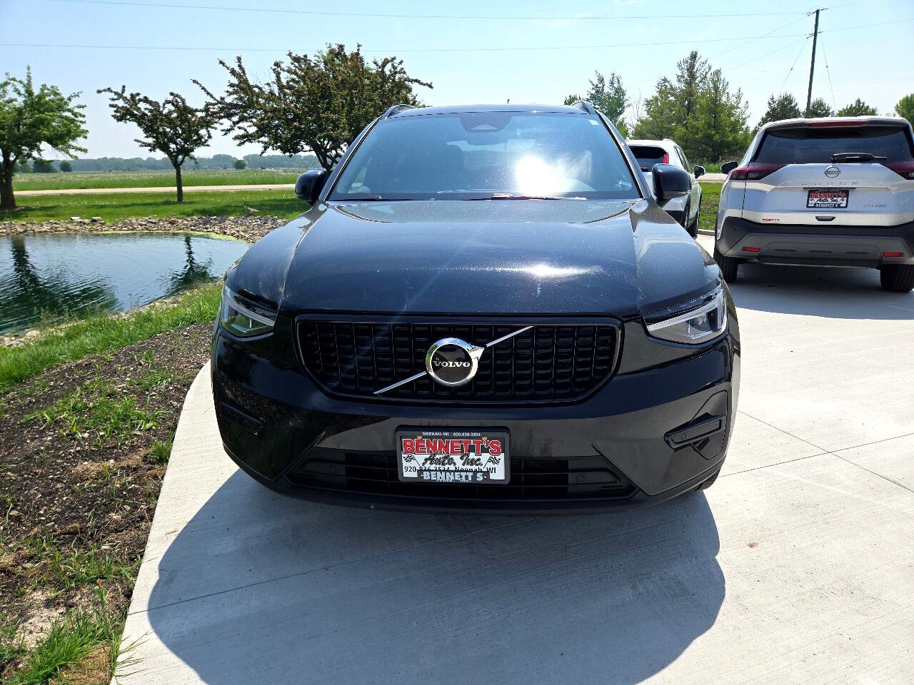 Used 2024 Volvo XC40 B5 Core image 2