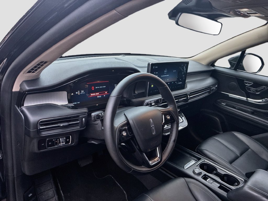Used 2025 Lincoln Corsair AWD image 9