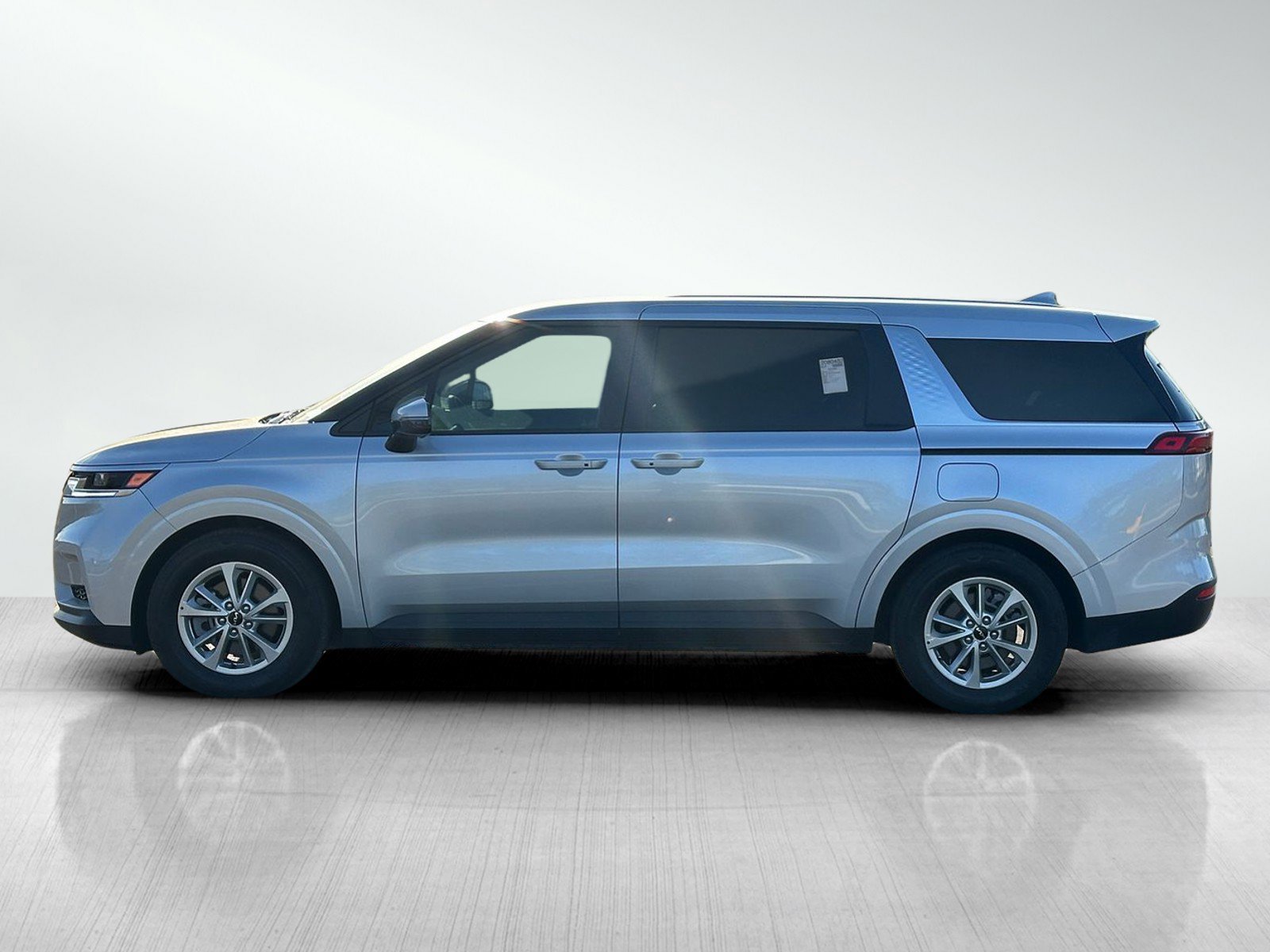 Used 2023 Kia Carnival LX FWD image 4