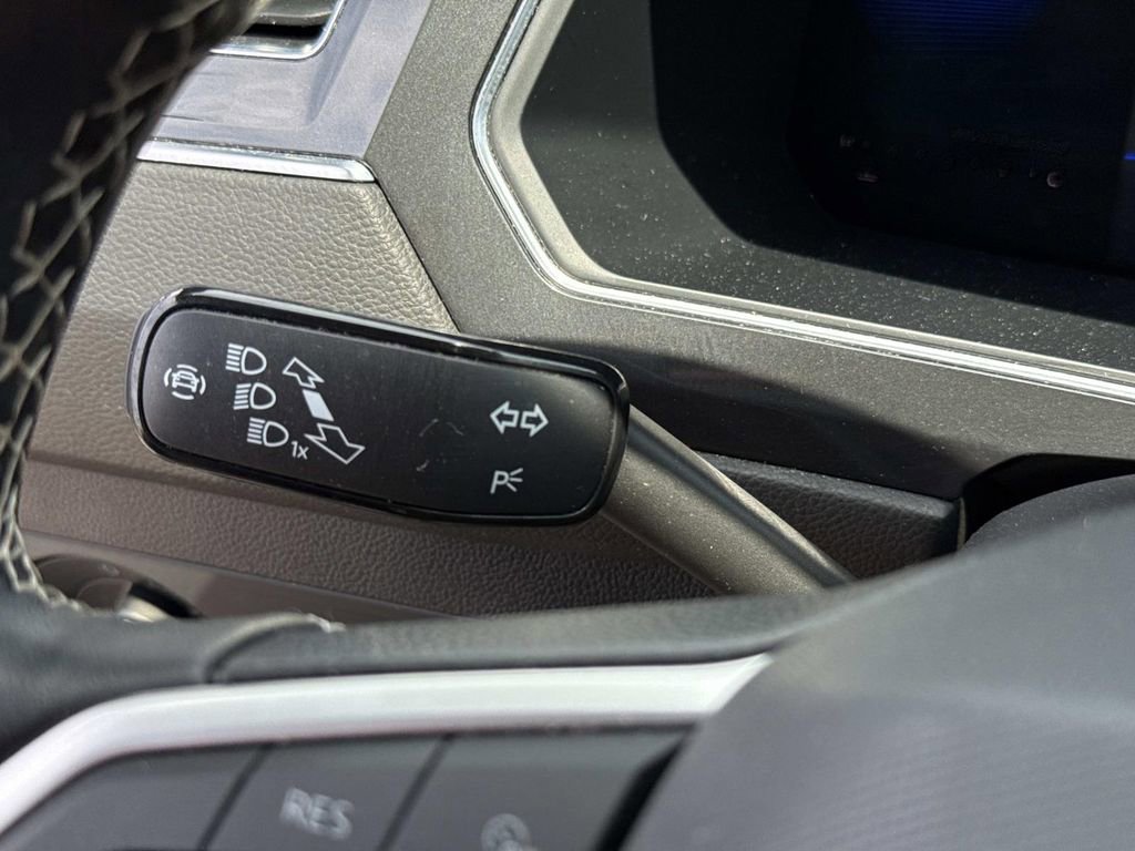 Used 2023 Volkswagen Tiguan SE R-Line image 38