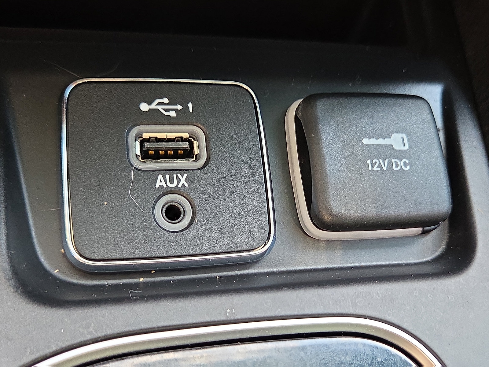 Used 2019 Jeep Cherokee Latitude Plus FWD image 19