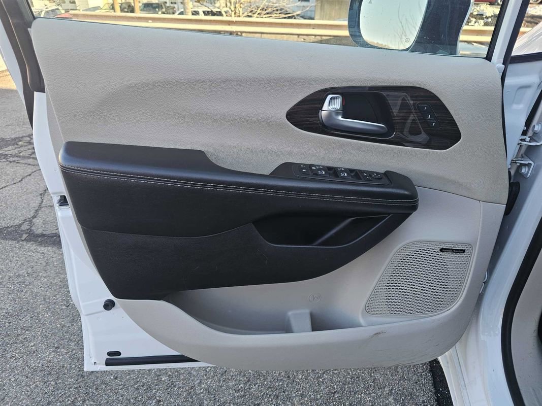 Used 2023 Chrysler Pacifica Limited w/ Uconnect Theater Family Group image 25