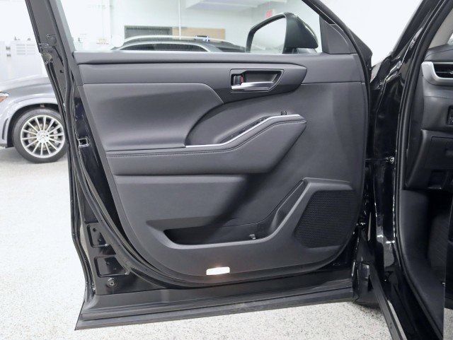 Used 2020 Toyota Highlander XLE AWD/4WD image 28