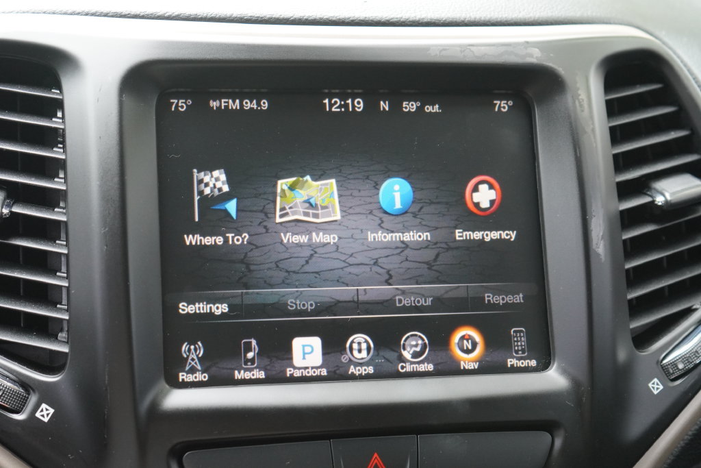 Used 2016 Jeep Cherokee Latitude w/ Comfort/Convenience Group AWD/4WD image 31