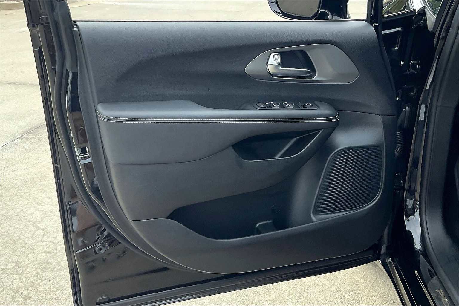 Certified 2025 Chrysler Voyager LX image 19