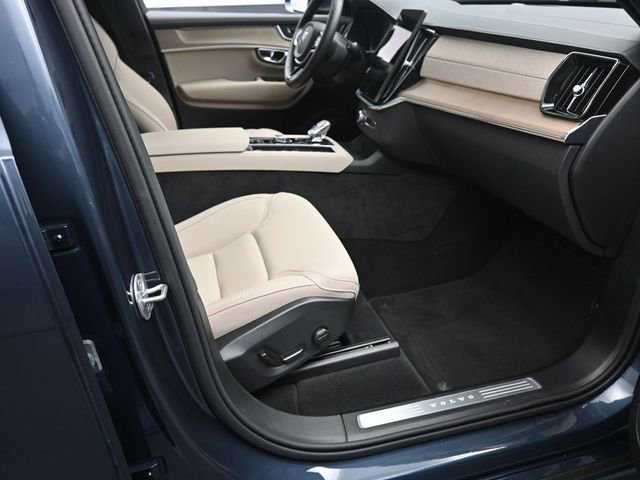 Used 2025 Volvo XC90 B5 Plus w/ Protection Package image 29
