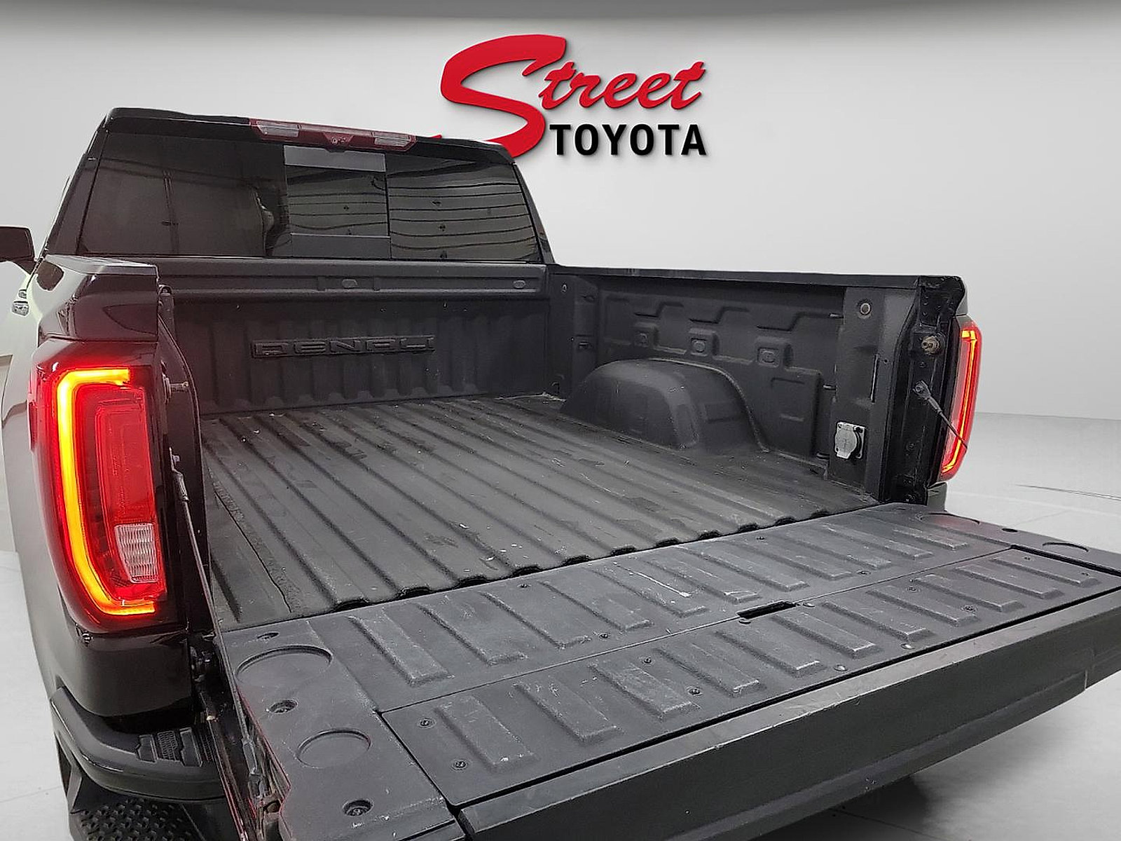 Used 2023 GMC Sierra 1500 Denali w/ Technology Package AWD/4WD image 7