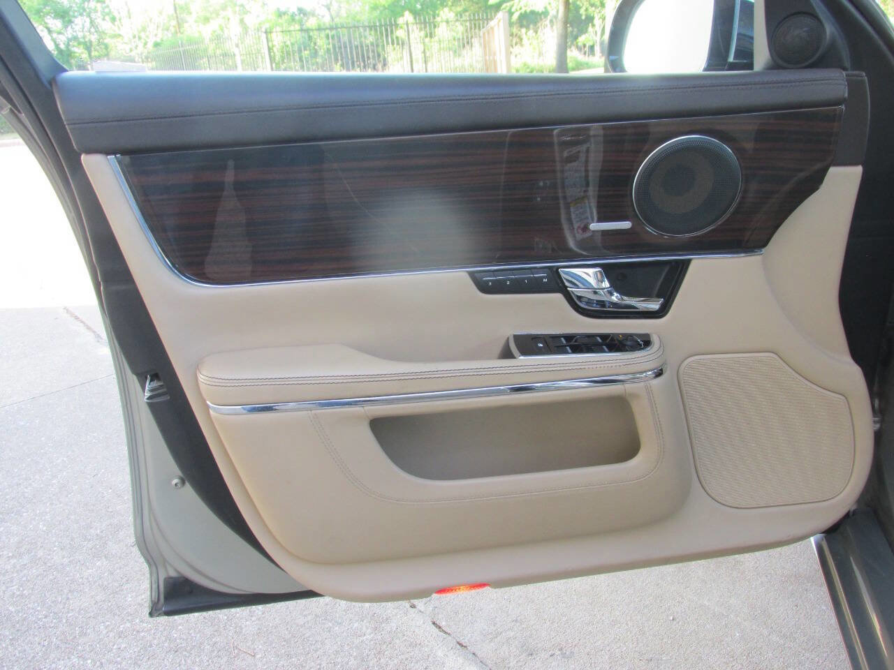 Used 2011 Jaguar XJ L image 18