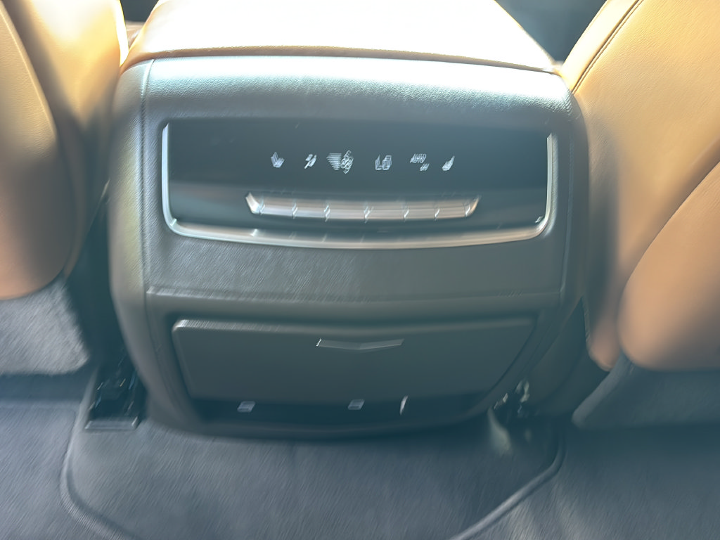 Used 2022 Cadillac Escalade ESV Premium Luxury AWD/4WD image 16