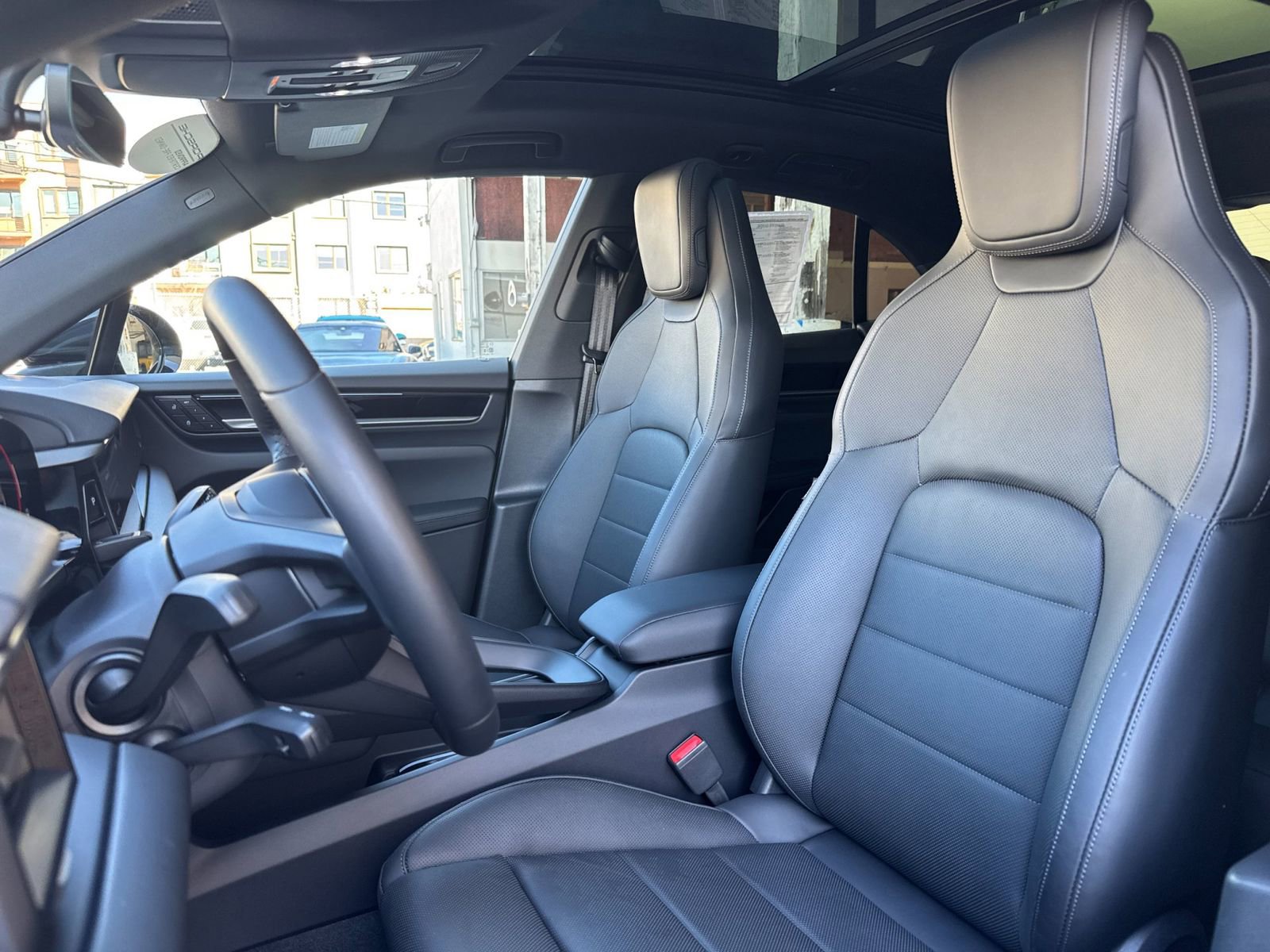 Certified 2025 Porsche Macan Electric image 5