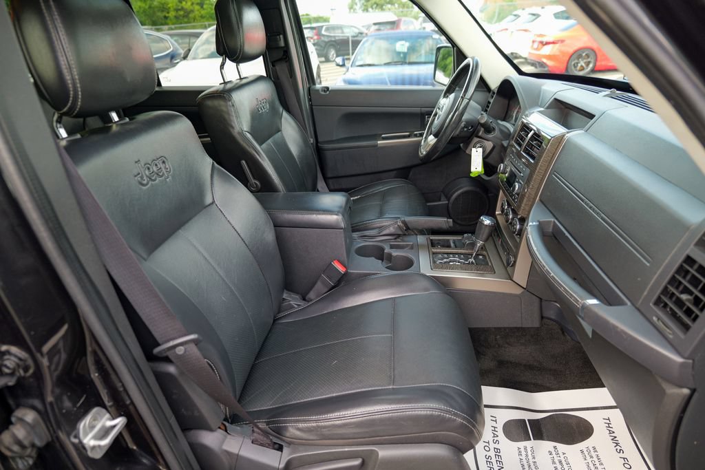 Used 2011 Jeep Liberty Limited w/ Chrome Accents Group AWD/4WD image 34