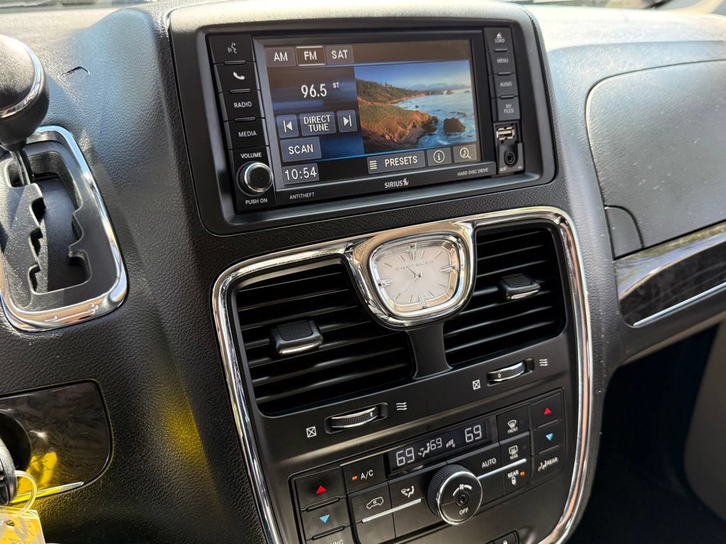 Used 2014 Chrysler Town & Country Touring FWD image 20