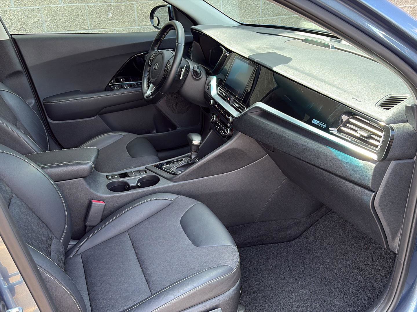 Used 2020 Kia Niro EX FWD image 23