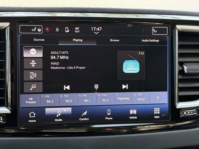 Used 2024 Chrysler Pacifica Touring-L image 16