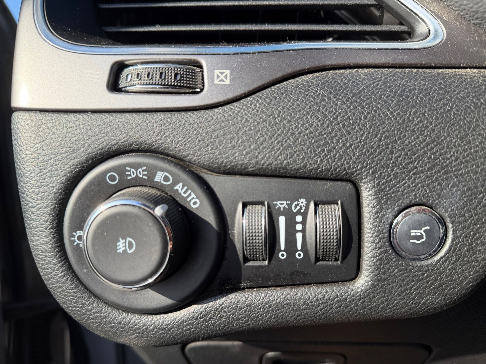 Used 2022 Jeep Cherokee Latitude Lux w/ Sun & Sound Group image 17