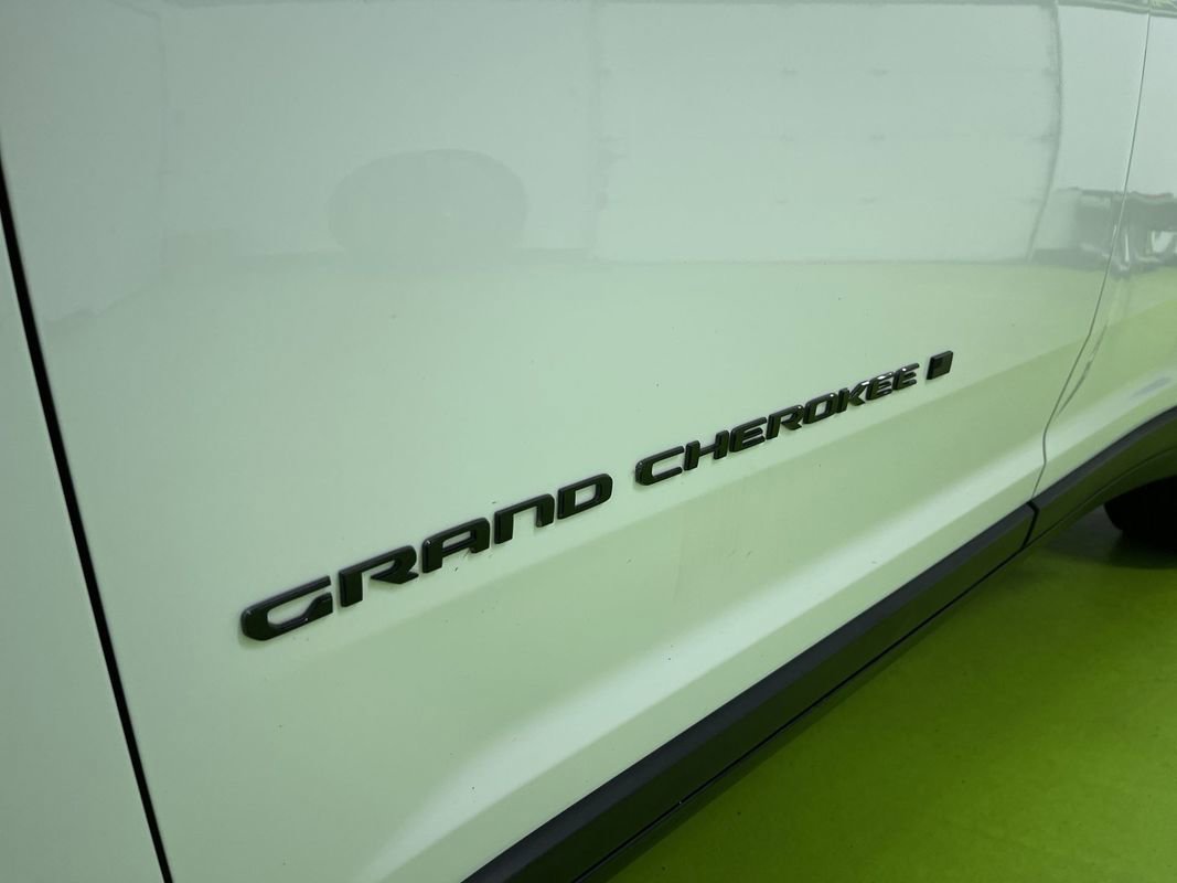 Used 2023 Jeep Grand Cherokee L Laredo image 14