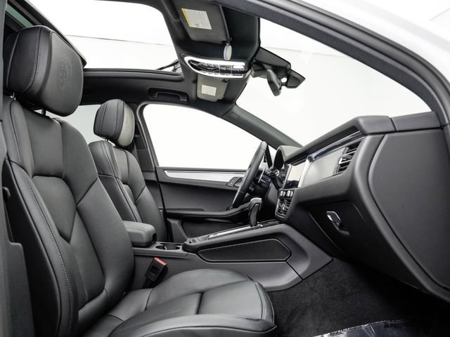 Certified 2026 Porsche Macan AWD/4WD image 28
