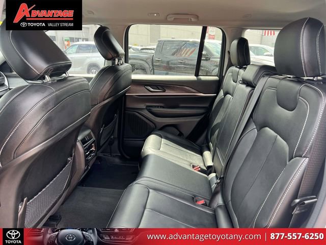 Used 2023 Jeep Grand Cherokee Limited w/ Black Appearance Package AWD/4WD image 13