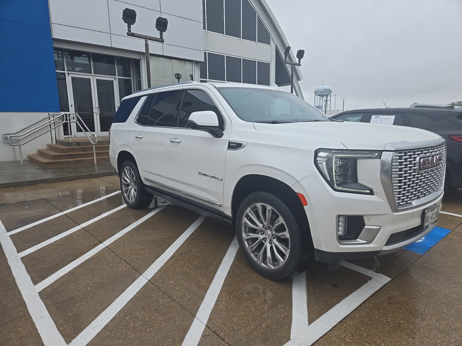 Used 2022 GMC Yukon Denali w/ Denali Ultimate Package AWD/4WD image 3