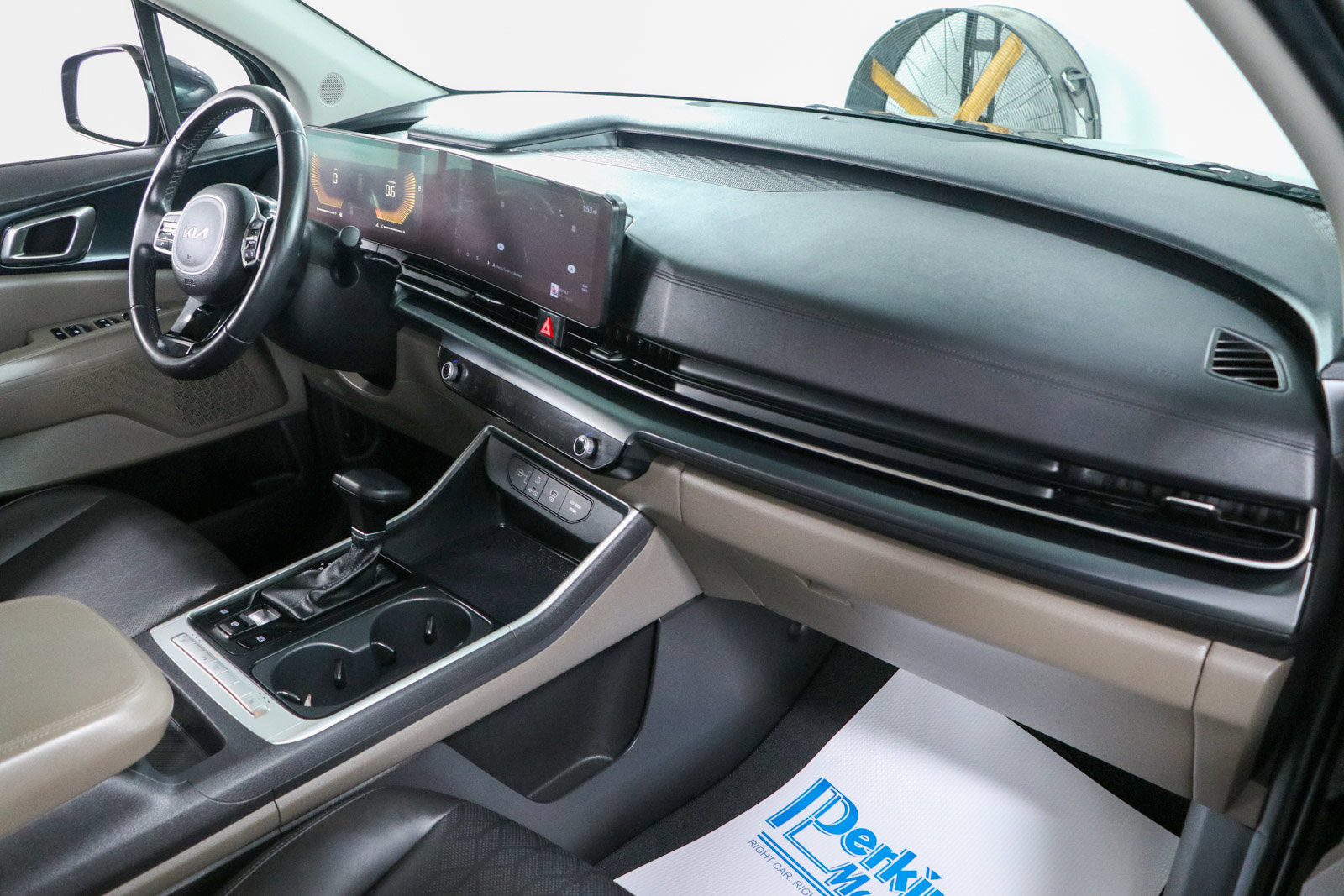 Used 2025 Kia Carnival FWD image 27