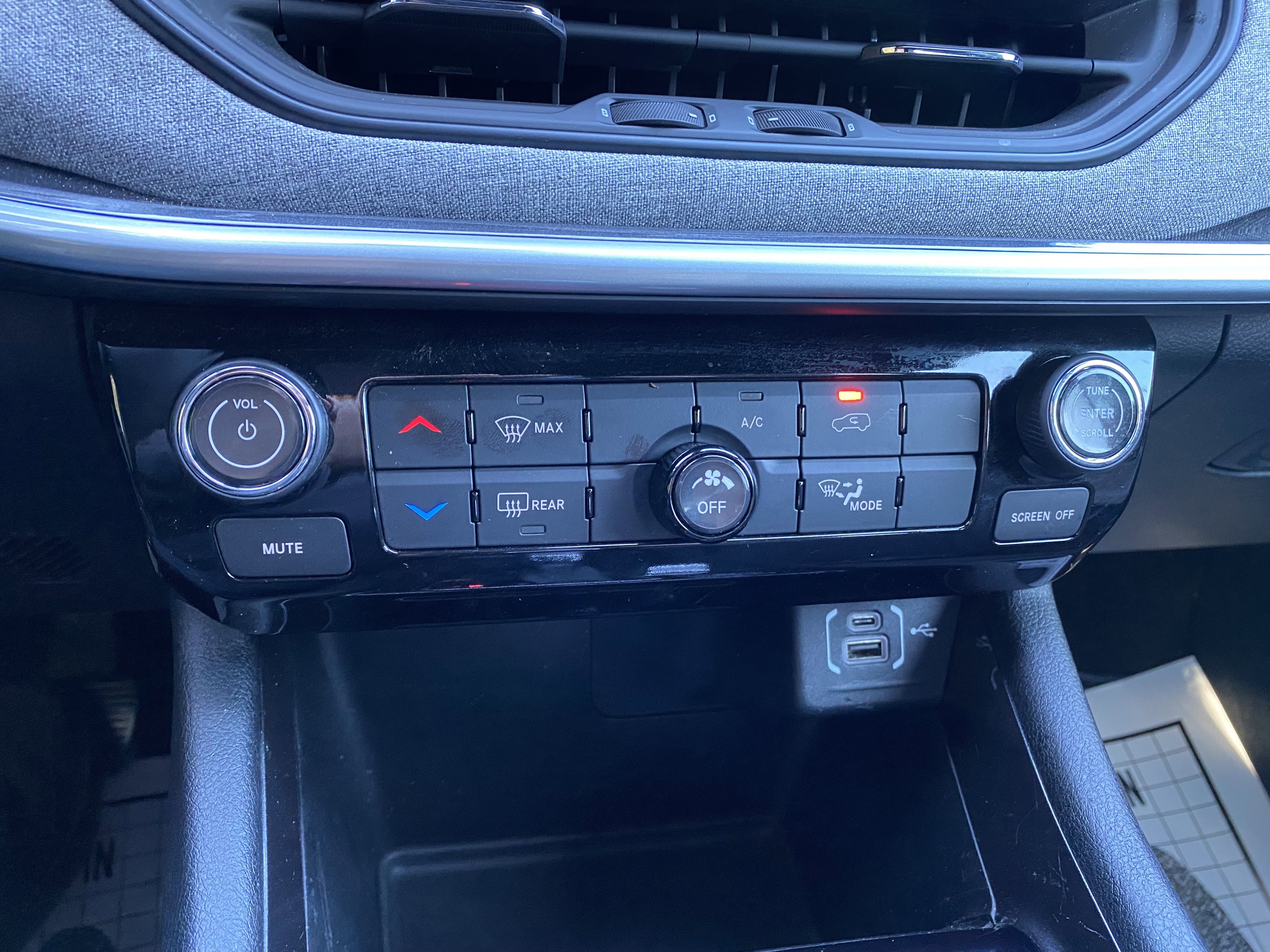 Used 2024 Jeep Compass Latitude image 28