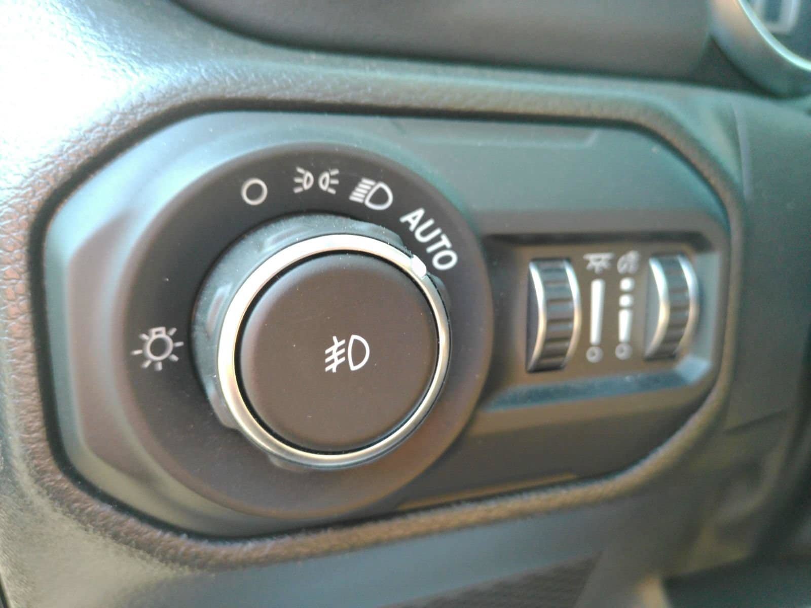 Used 2022 Jeep Wrangler Unlimited Sahara w/ LED Lighting Group AWD/4WD image 24