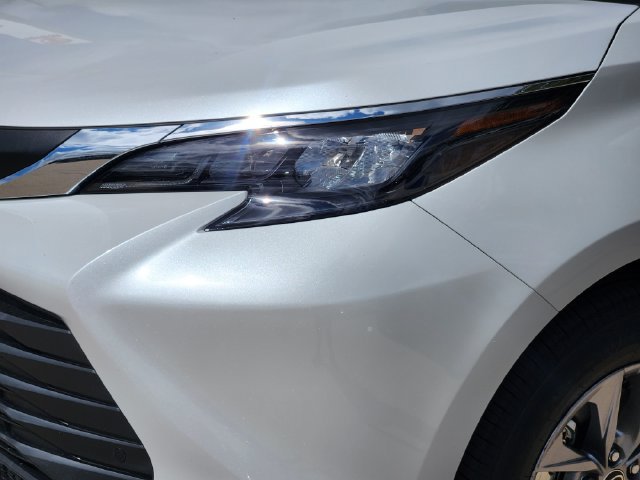 New 2026 Toyota Sienna XLE AWD/4WD image 7