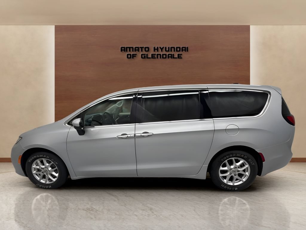 Used 2023 Chrysler Pacifica Touring-L FWD image 3